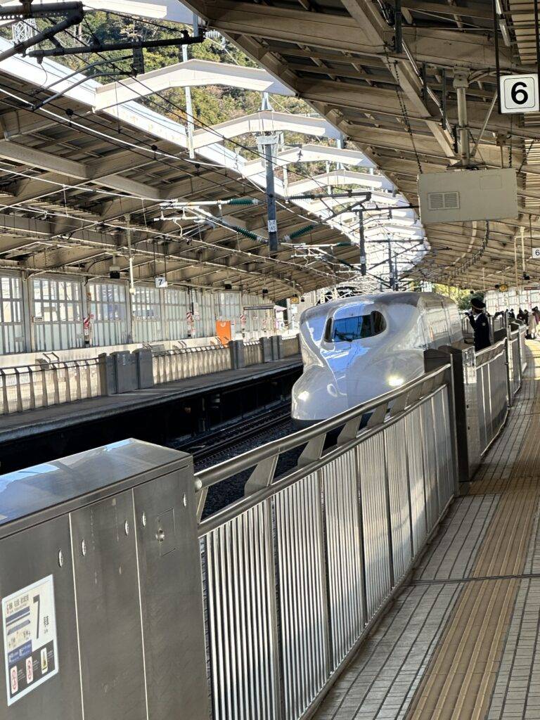 熱海駅に到着する新幹線