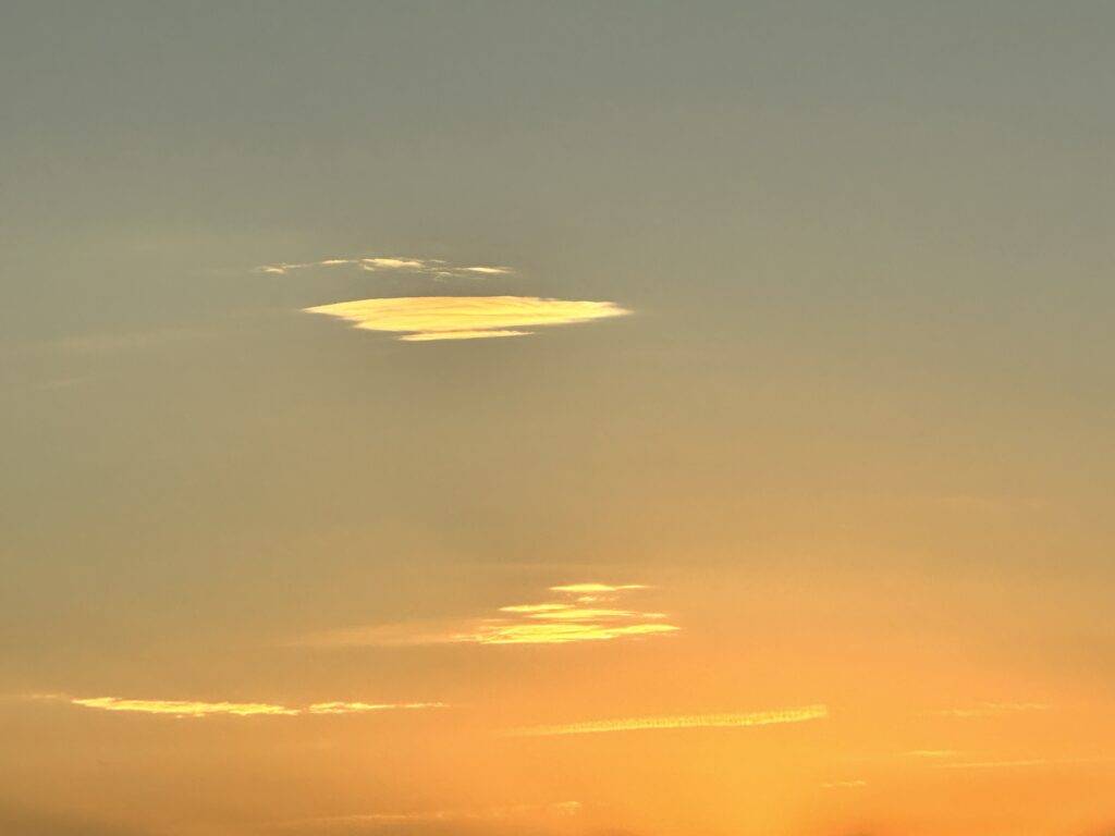 朝日に輝く雲